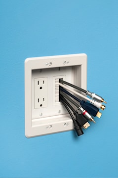 ARLINGTON CED135 PLAQUE DEC AVEC BROSSE POUR CABLE