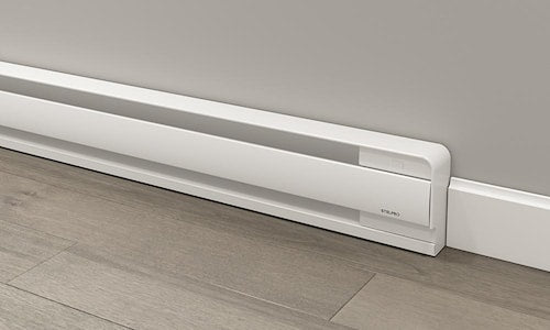 Plinthe chauffante électrique blanche installée le long d’un mur intérieur, conçue pour diffuser une chaleur douce et uniforme dans la pièce.