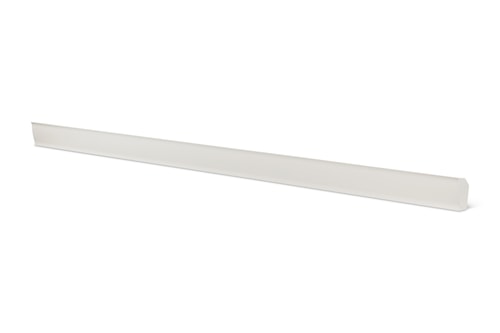 Plinthe électrique blanche linéaire au design discret, conçue pour diffuser une chaleur uniforme le long des murs dans un espace résidentiel.