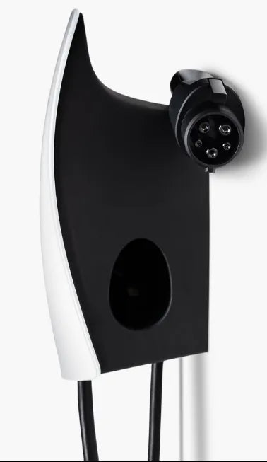 Support mural noir et blanc pour borne de recharge de voiture électrique, avec connecteur EV fixé en haut pour un rangement pratique du câble.