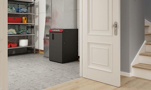 Unité d’équipement électrique résidentiel installée dans un sous-sol organisé, près d’étagères de rangement et accessible depuis l’escalier.