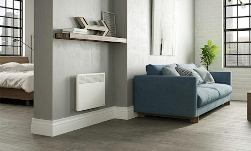 Salon moderne avec canapé bleu, plancher de bois gris et chauffage mural blanc sous une étagère décorative, adjacent à une chambre ouverte.