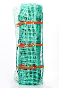 Rouleau de treillis chauffant vert utilisé pour plancher radiant, maintenu par des sangles orange et enveloppé dans un filet de protection.