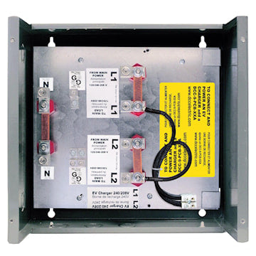 Coffret électrique métallique ouvert montrant les borniers de raccordement, les câbles, les étiquettes de tension et les consignes de sécurité visibles.