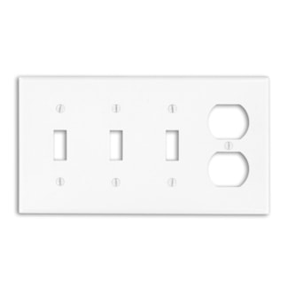 Plaque murale blanche à quatre ouvertures comprenant trois emplacements pour interrupteurs et un pour prise duplex, conçue pour installation électrique.