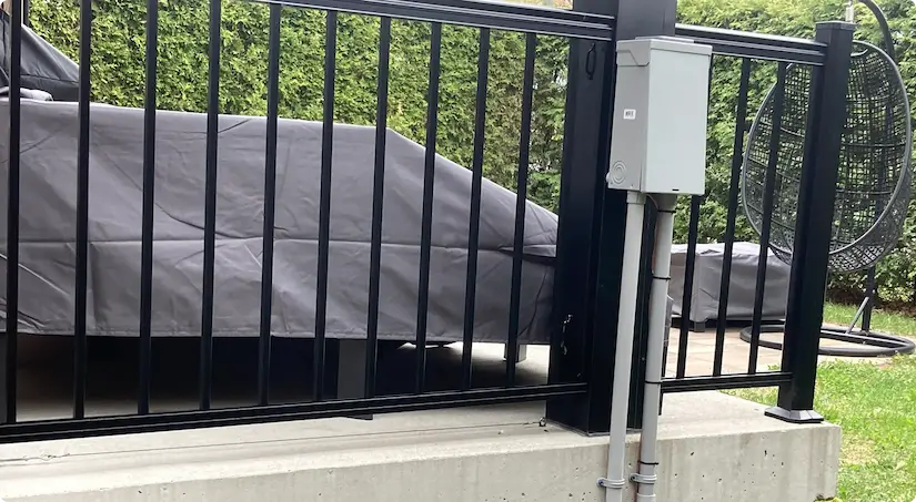 Installation d'un panneau de piscine pour le raccordement de la thermopompe et de la prise pour la pompe de la piscine